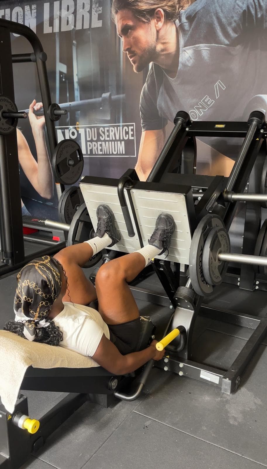 Cliente à la presse à cuisses en salle de sport