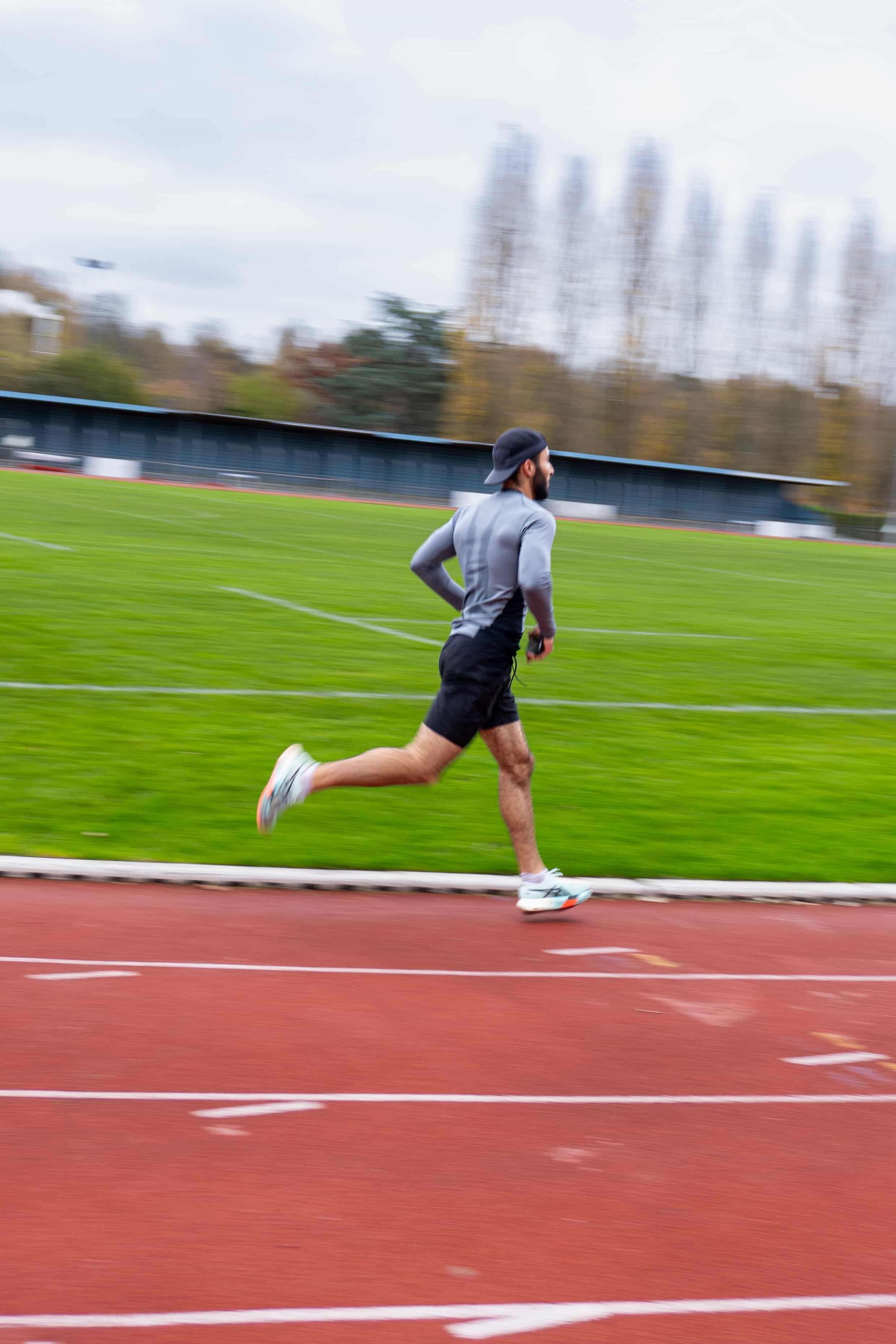 Coach en pleine course sur piste