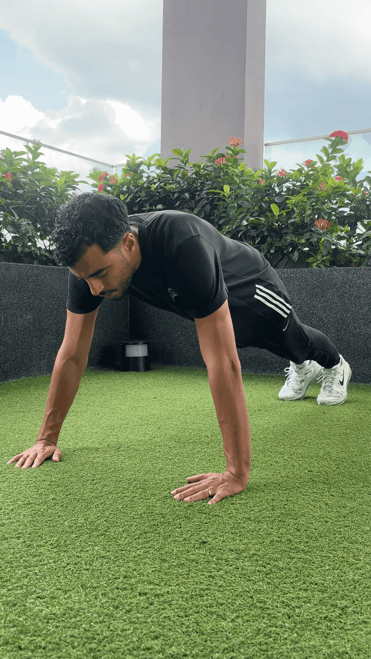 Coach en position de pompe en extérieur